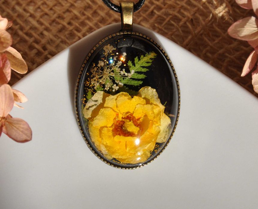 Wisiorek z żółtą różą, żywica.