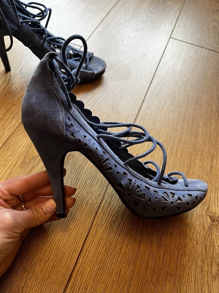 Buty wiązane z przodu