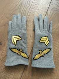 Szare rękawiczki ze złotymi naszywkami
