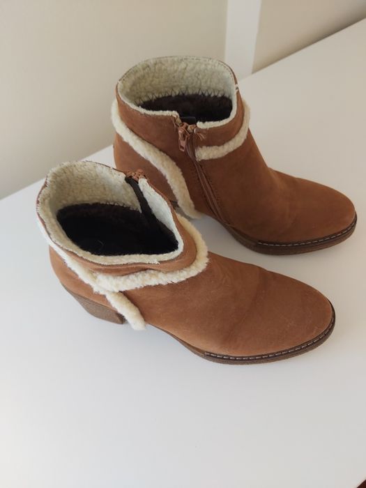 Bota ao tornozelo com salto médio, e borreguito nós detalhes