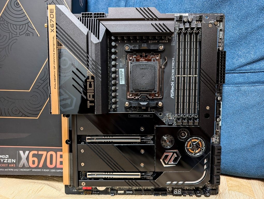 Материнська плата ASRock X670E Taichi ryzen AM5