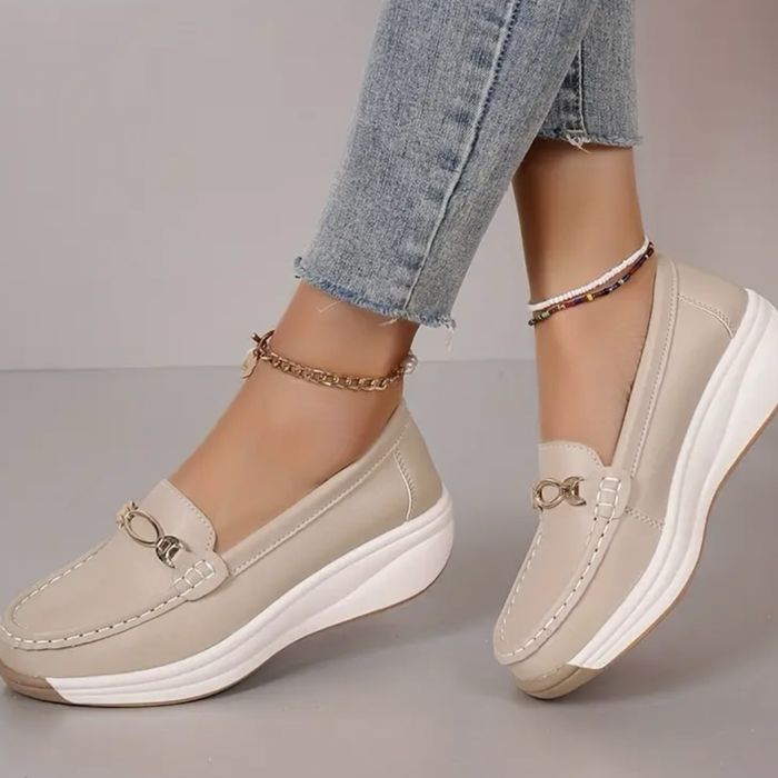 Жіночі бежеві мокасини/сліпони зі штучної шкіри з металевою фурнітурою