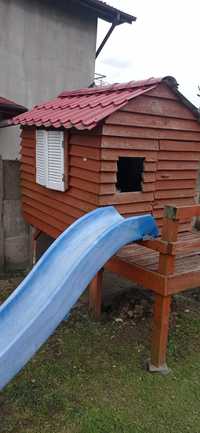 Drewniany domek z balkonem dla dzieci