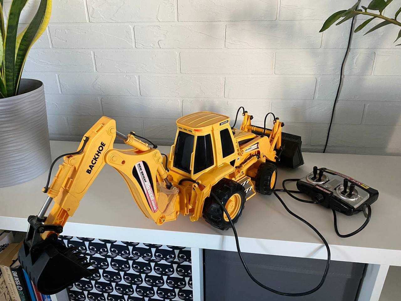 Игрушечный экскаватор NewBright Backhoe на управлении