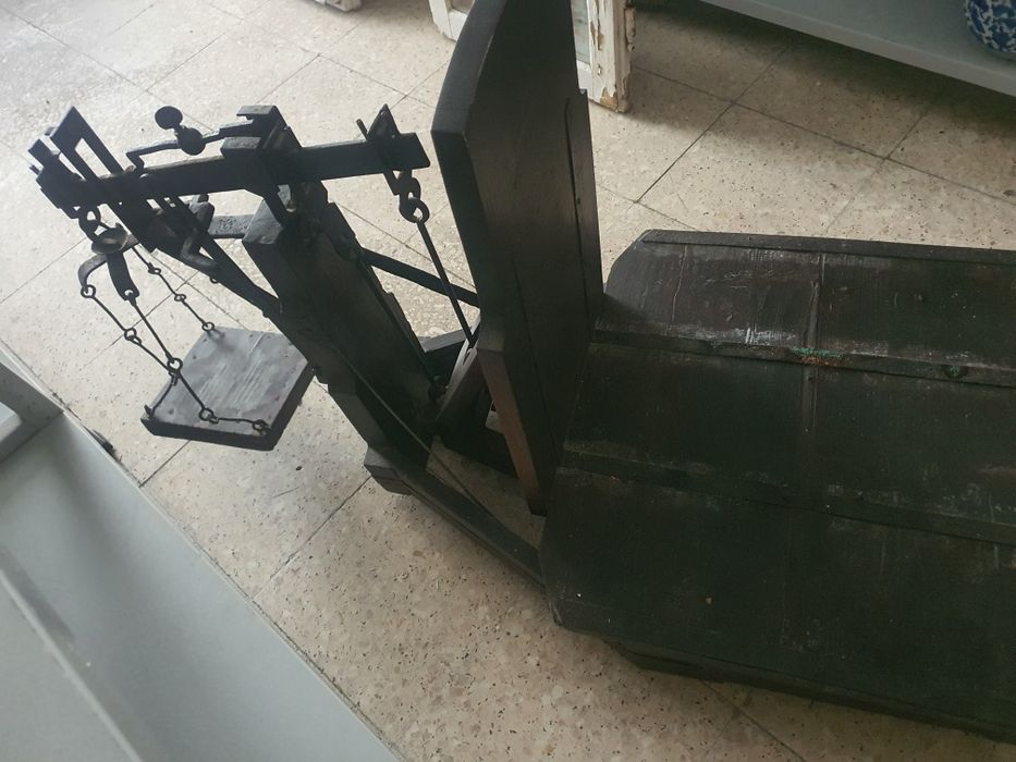Balança décimal antiga em madeira