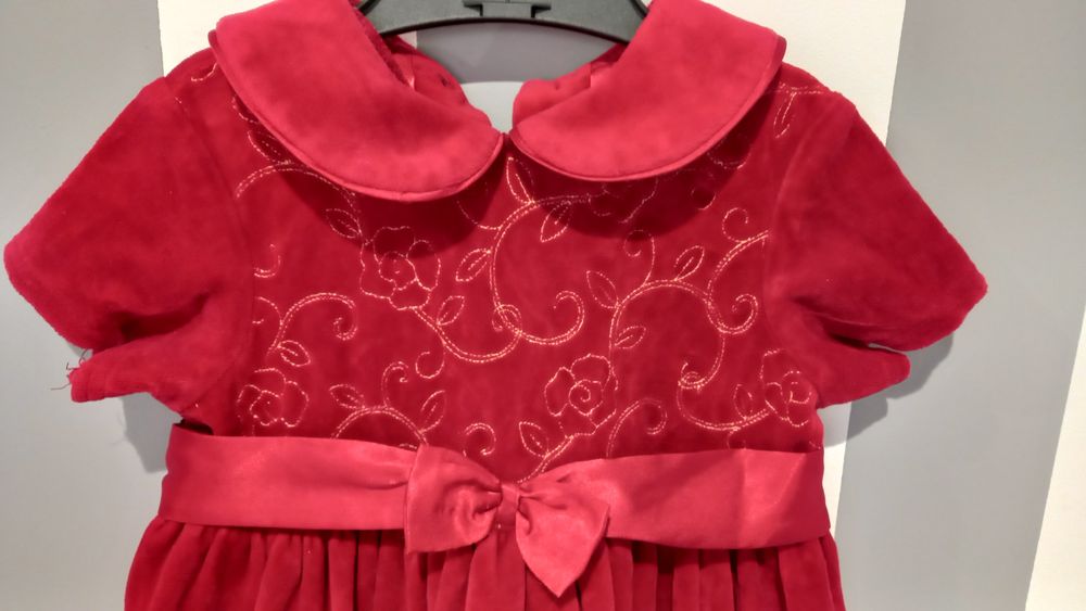 Śliczna sukienka czerwona z kokardą i zlotą nitką.