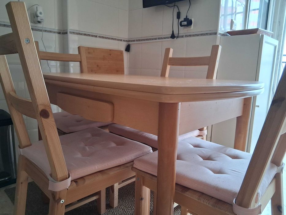 Vendo mesa de cozinha com 4 cadeiras