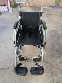 Cadeira de rodas com suporte para pés