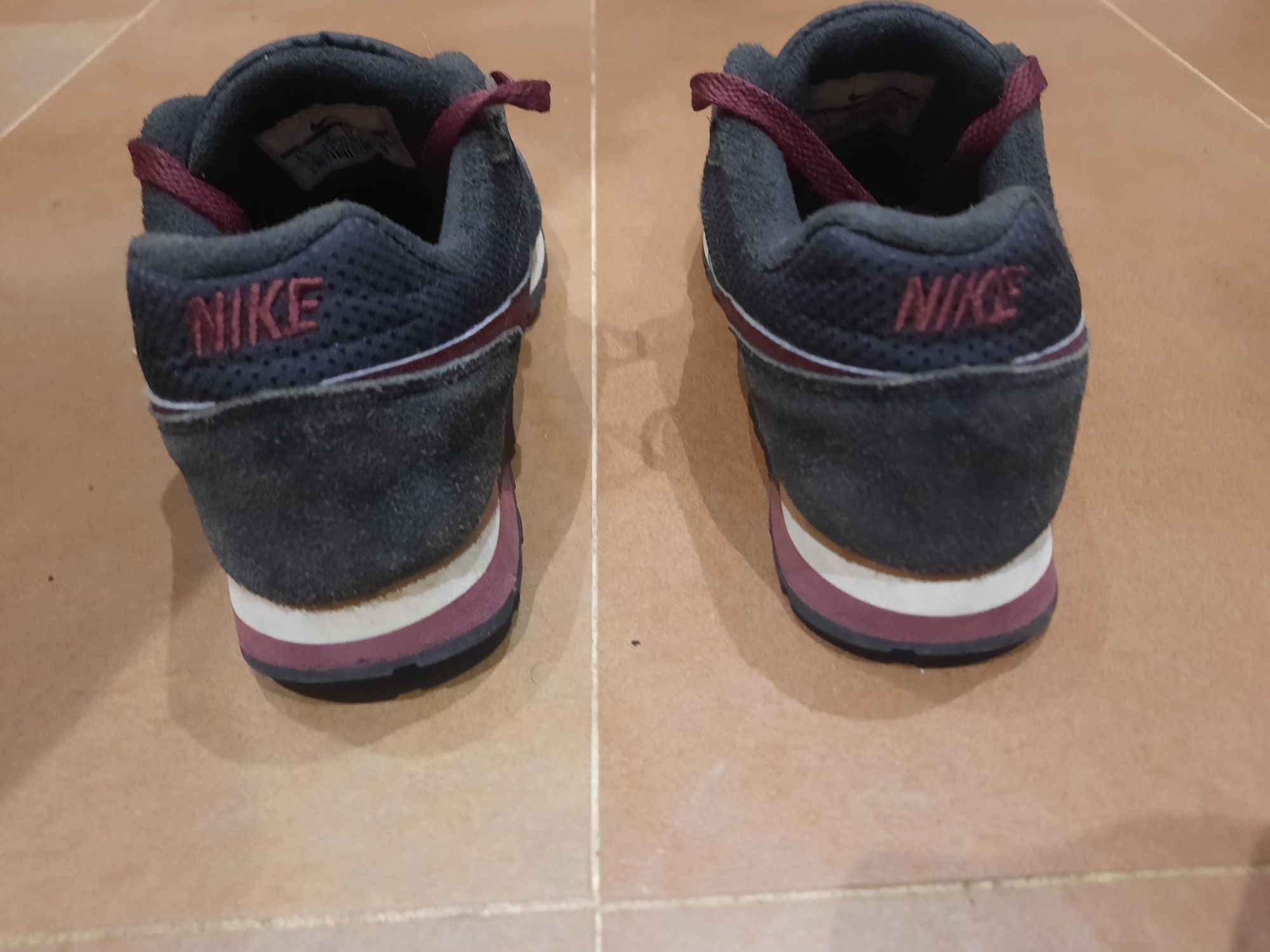Tenis Nike pretos e bordeaux  n° 37,5