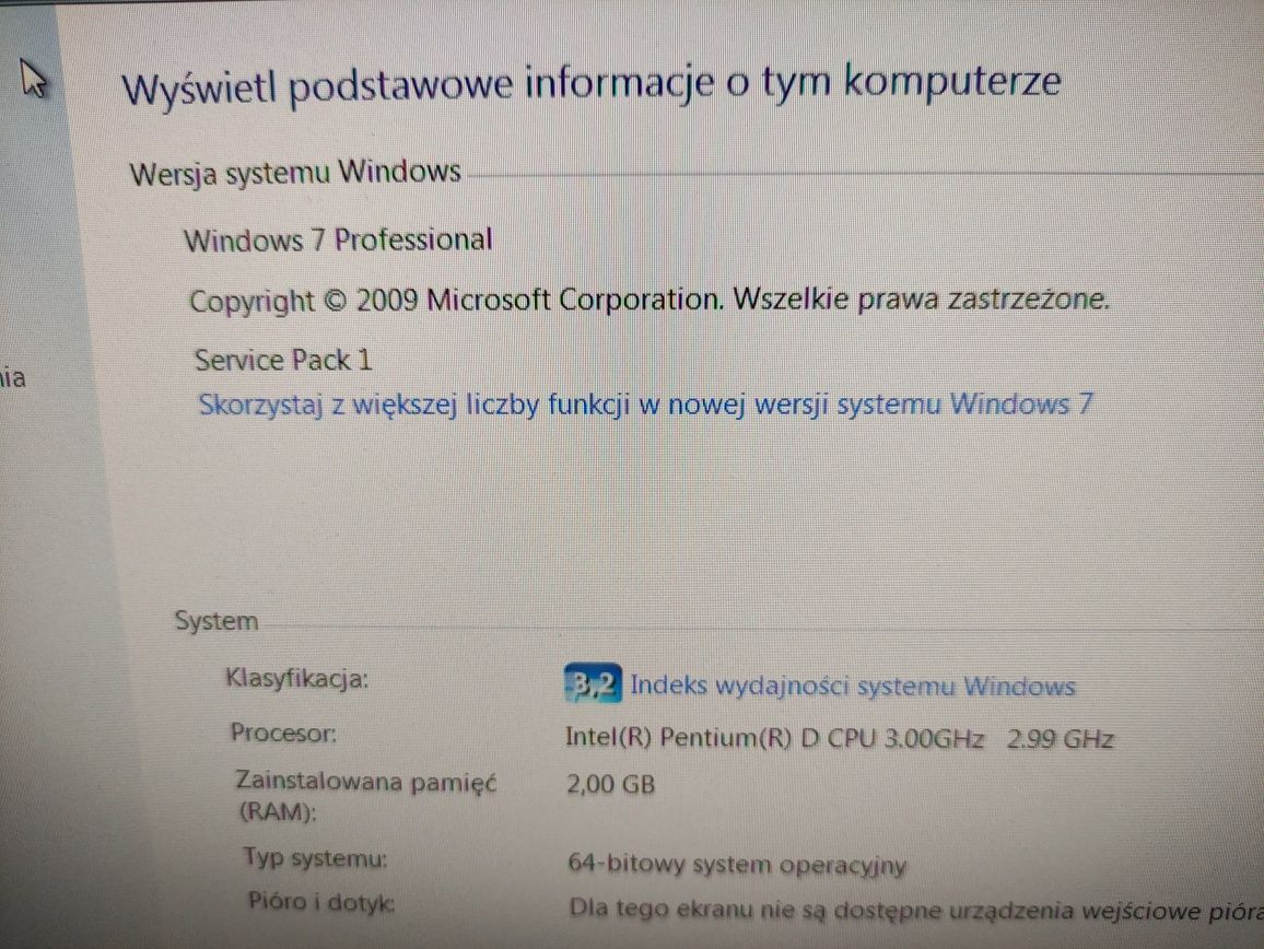 Komputer Dell z monitorem, klawiaturą i myszką.