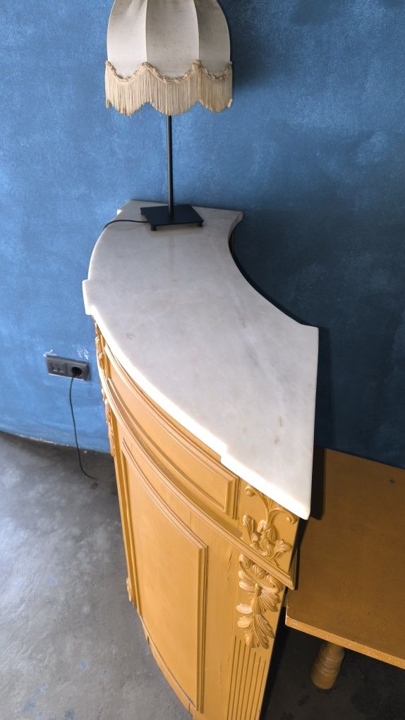Elegante Móvel de Canto Vintage com Tampo em Mármore Branco