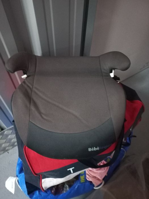 Banco ou cadeira para criança com protecção.