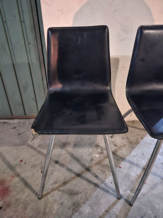 Duas cadeiras pretas