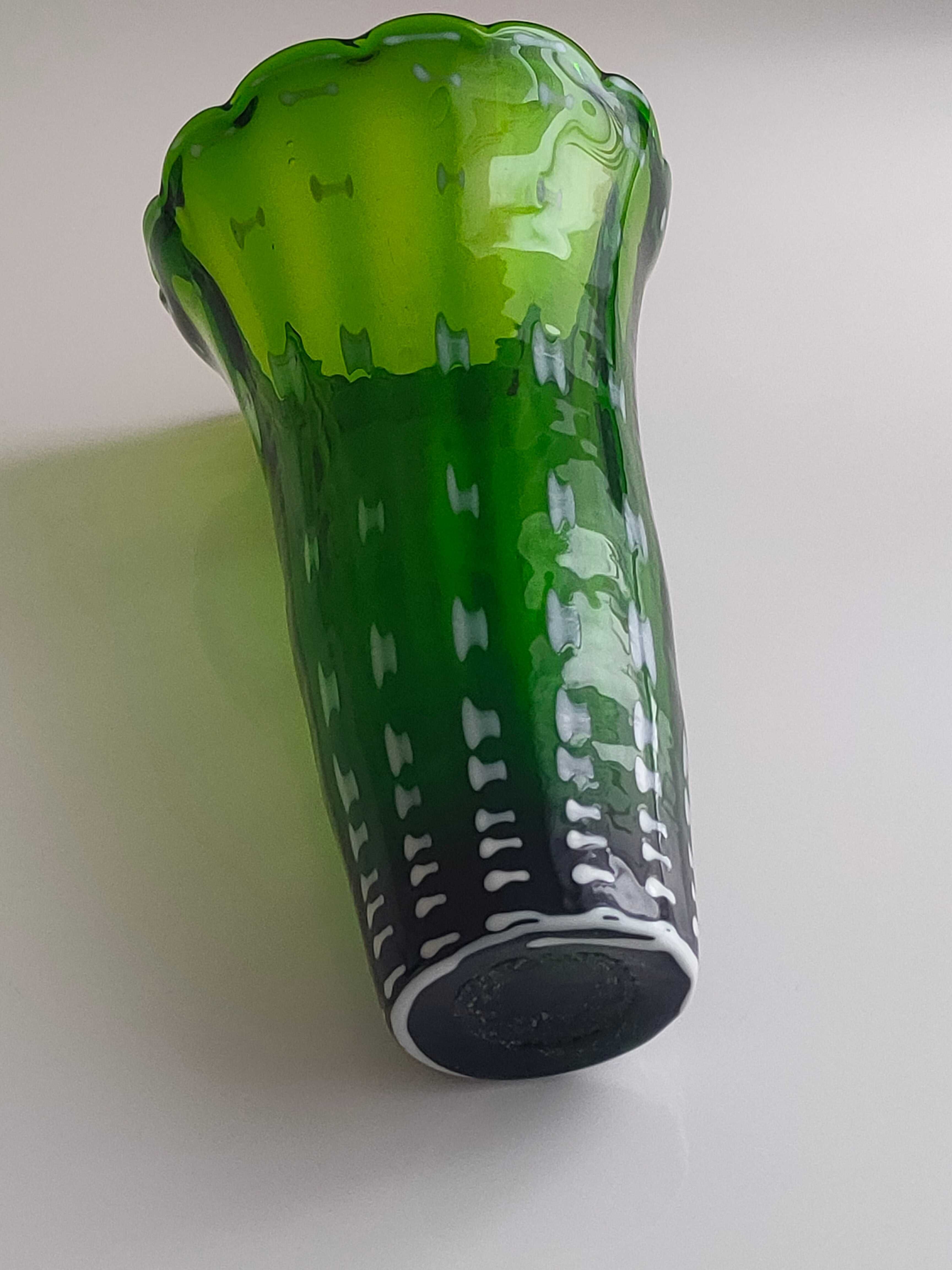Винтажная высокая ваза изумрудного цвета. Гутное стекло. 60-70гг