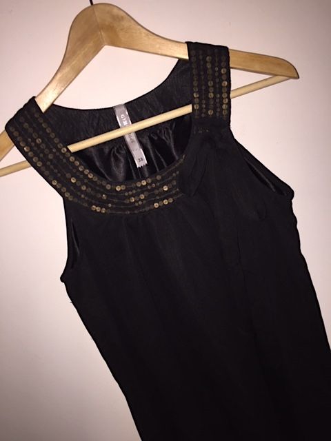 Vestido Leve Muito Elegante - Preto com Detalhes