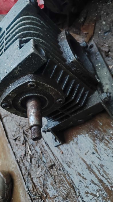 Редуктор в чудовому стані+два більших редуктора