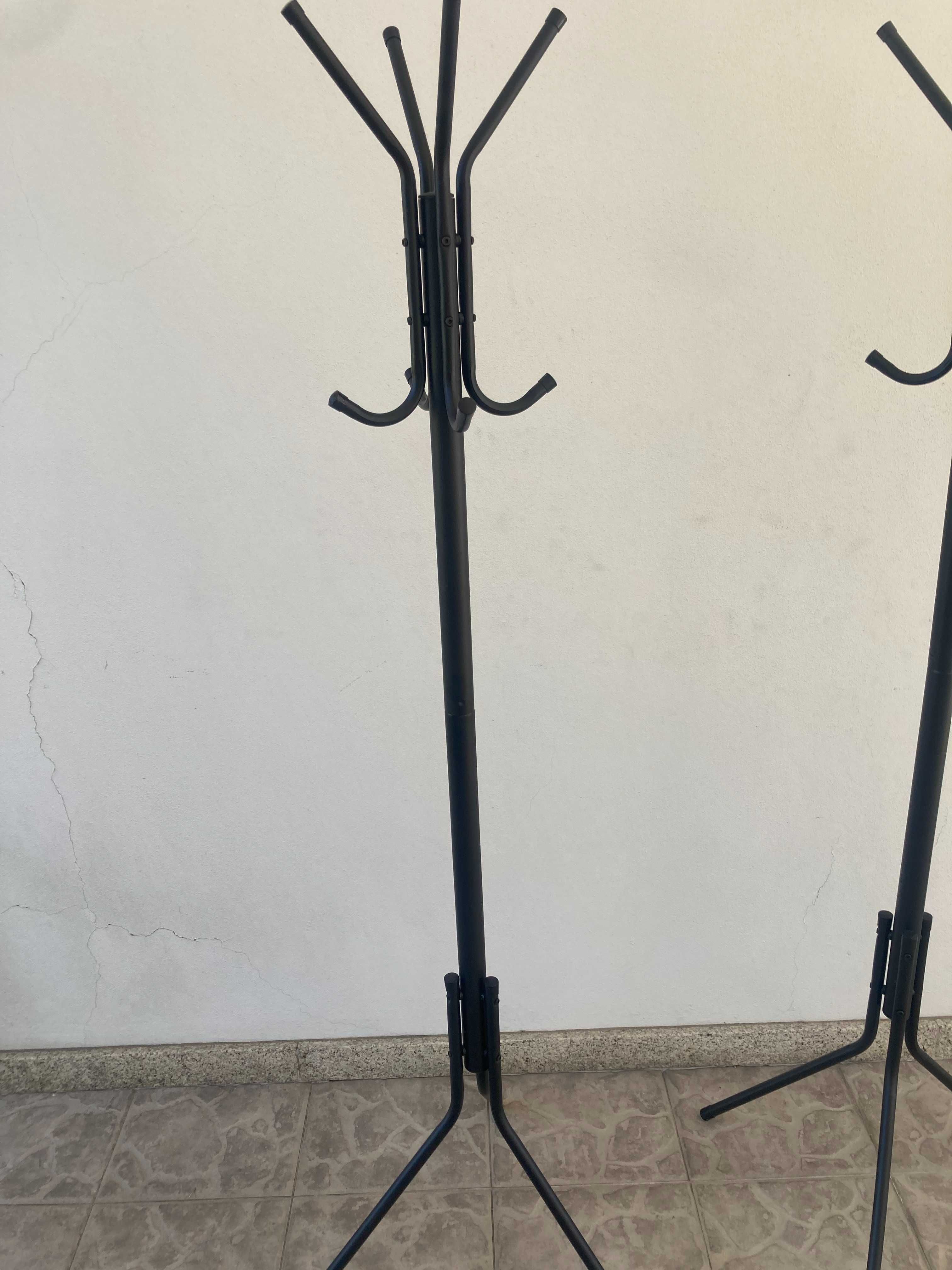 Cabide preto com pé em metal com 8 ganchos