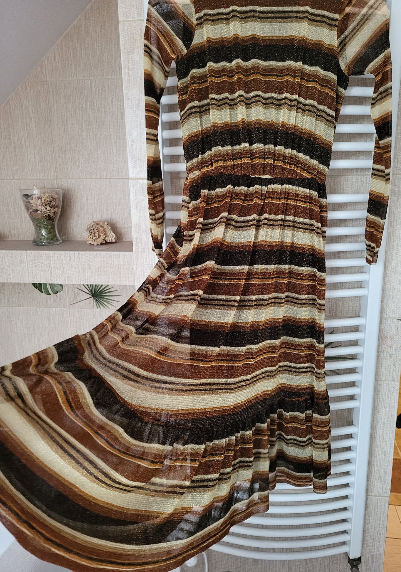 sukienka midi w paski ze złotą nitką w stylu vintage Hound S/36