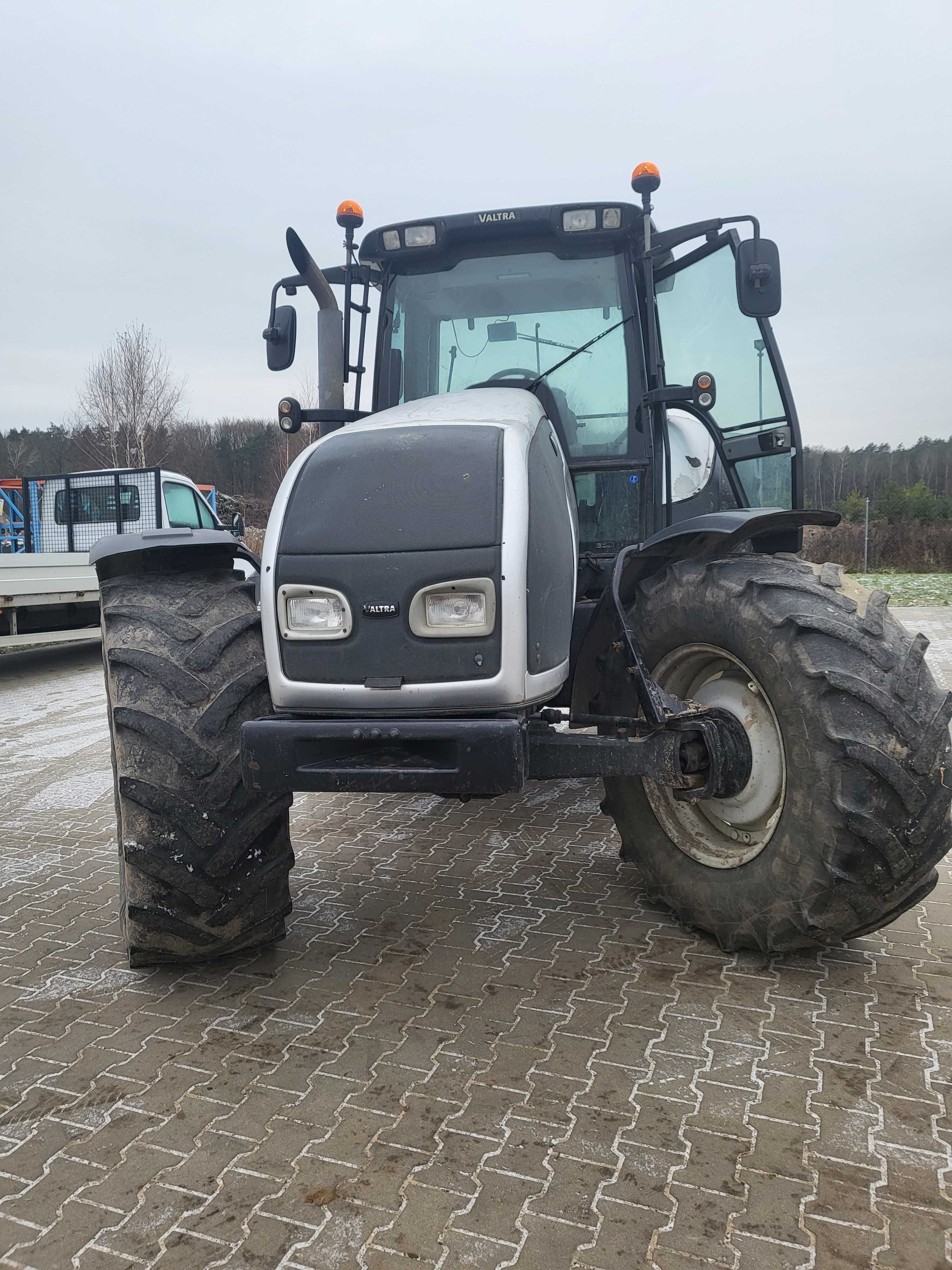 Ciągnik VALTRA T120