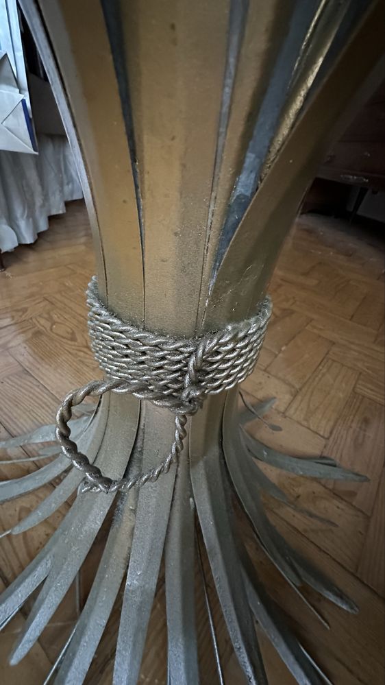Mesa vintage com base em feixe de trigo e tampo em vidro