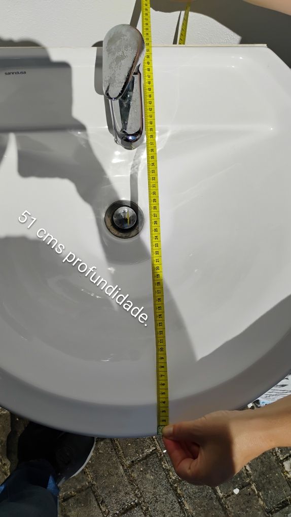 Lavatório Sanindusa com pé e torneira misturadora em bom estado.