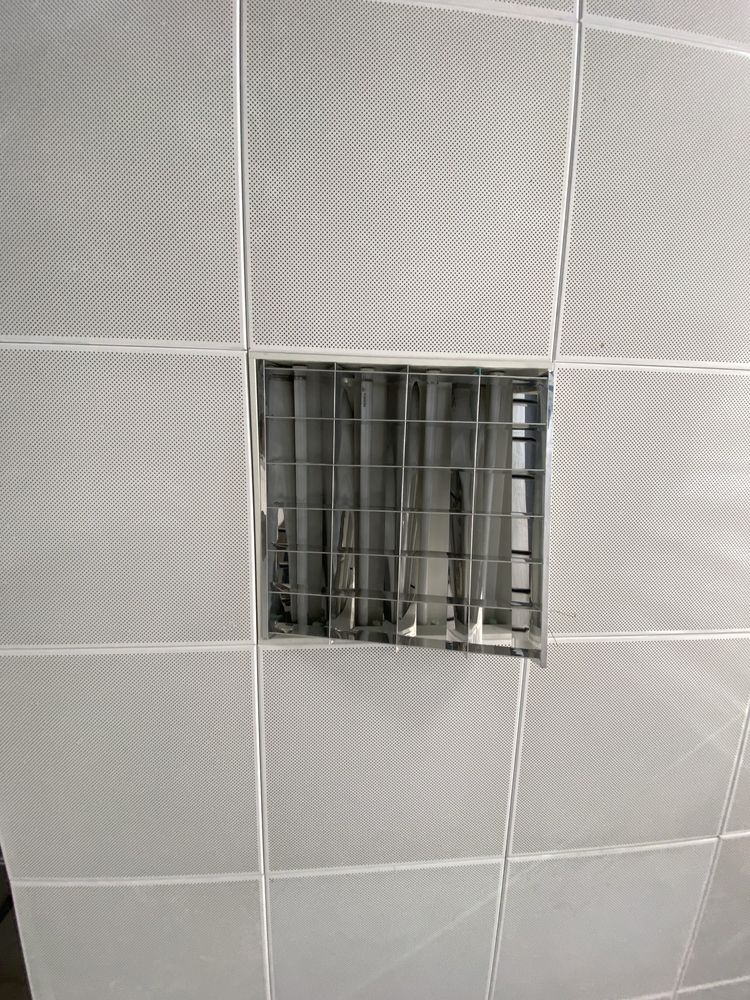Tecto falso com placas metalicas perfuradas