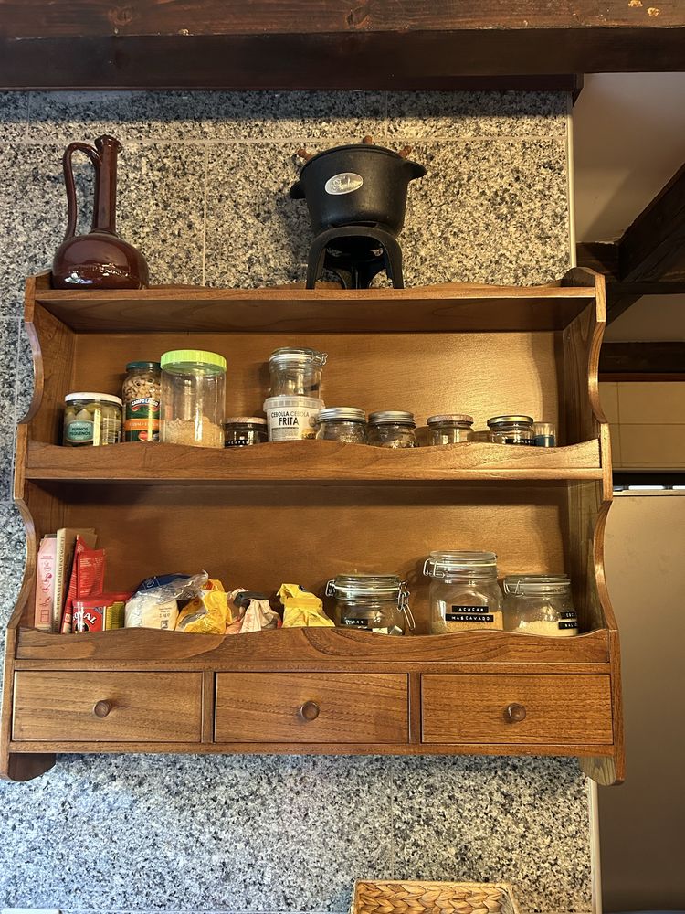 Pratelreira de parede com gavetas
