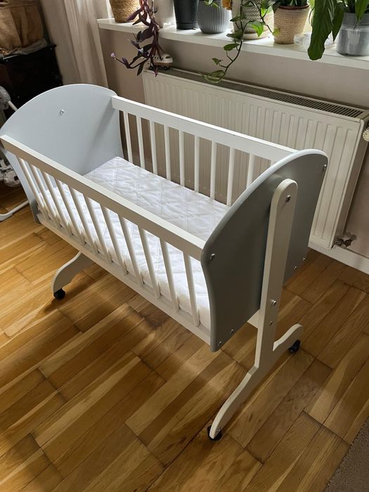 Kołyska dla dziecka na kółkach