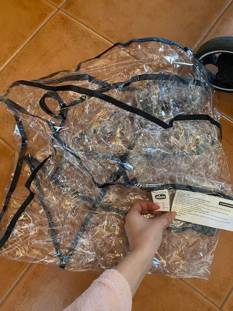 Carrinho para bebé chicco com capa de protecção de chuva