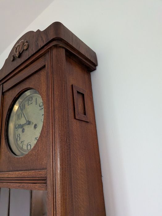 Stylowy zegar ścienny z wahadłem – lata 30–50 XX w.