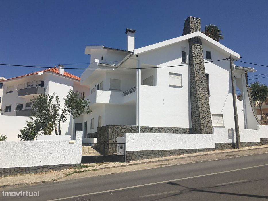 Moradia bi-familiar independente à venda na Charneca de Caparica.