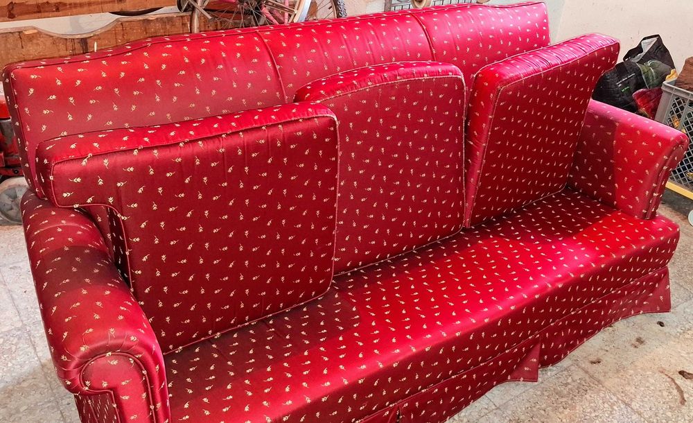 Sofá Clássico em Tecido Cor Cerise – Conforto e Elegância
