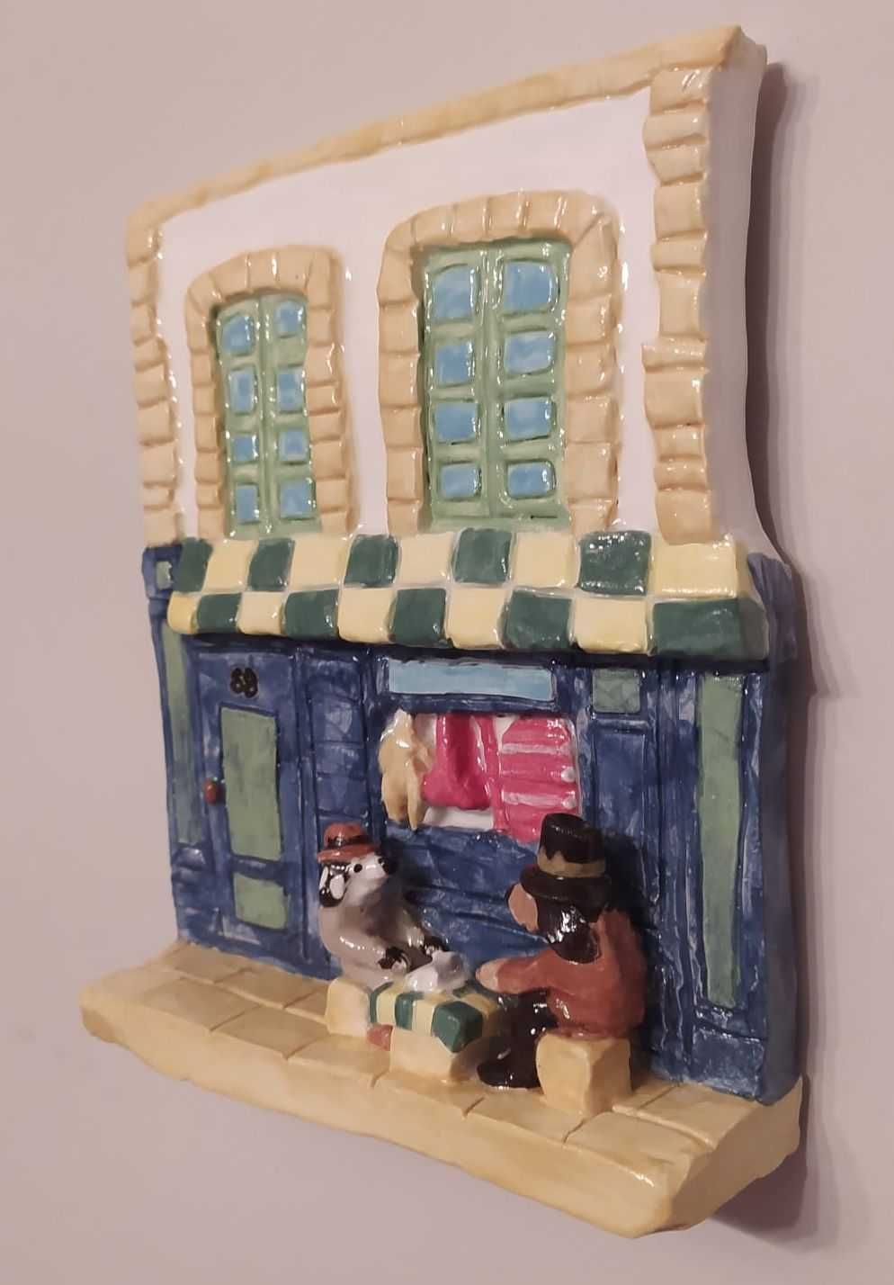 Escultura de cerâmica feita à mão: cães na esplanada do talho