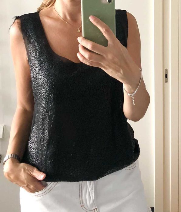 Blusa preta com lantejoulas, transparente nas costas