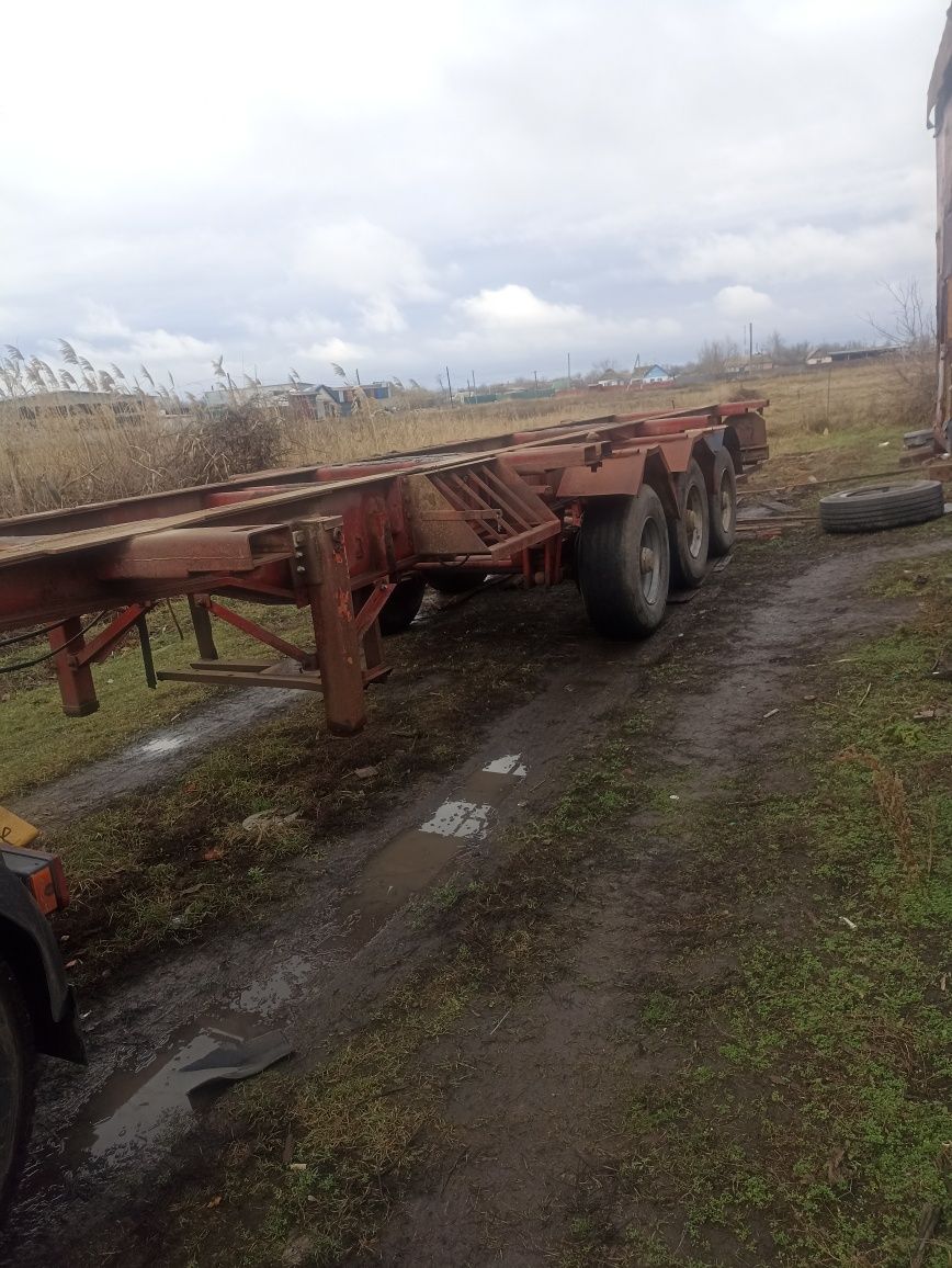 Напівпричіп причеп контейнеровоз цистерна.