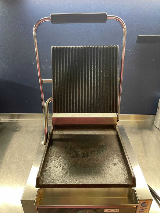 Grill kontaktowy Amitek – górna płyta ryflowana, dolna gładka