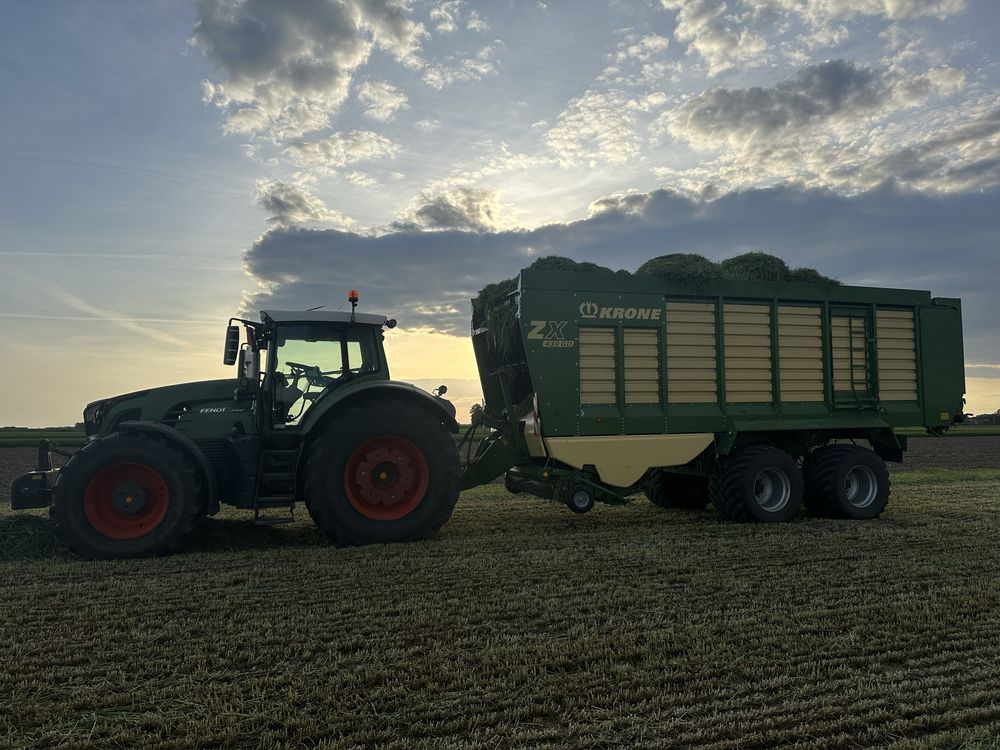 Zbiór traw , lucerny , zielonek , poplonów , żyta  KRONE ZX 430