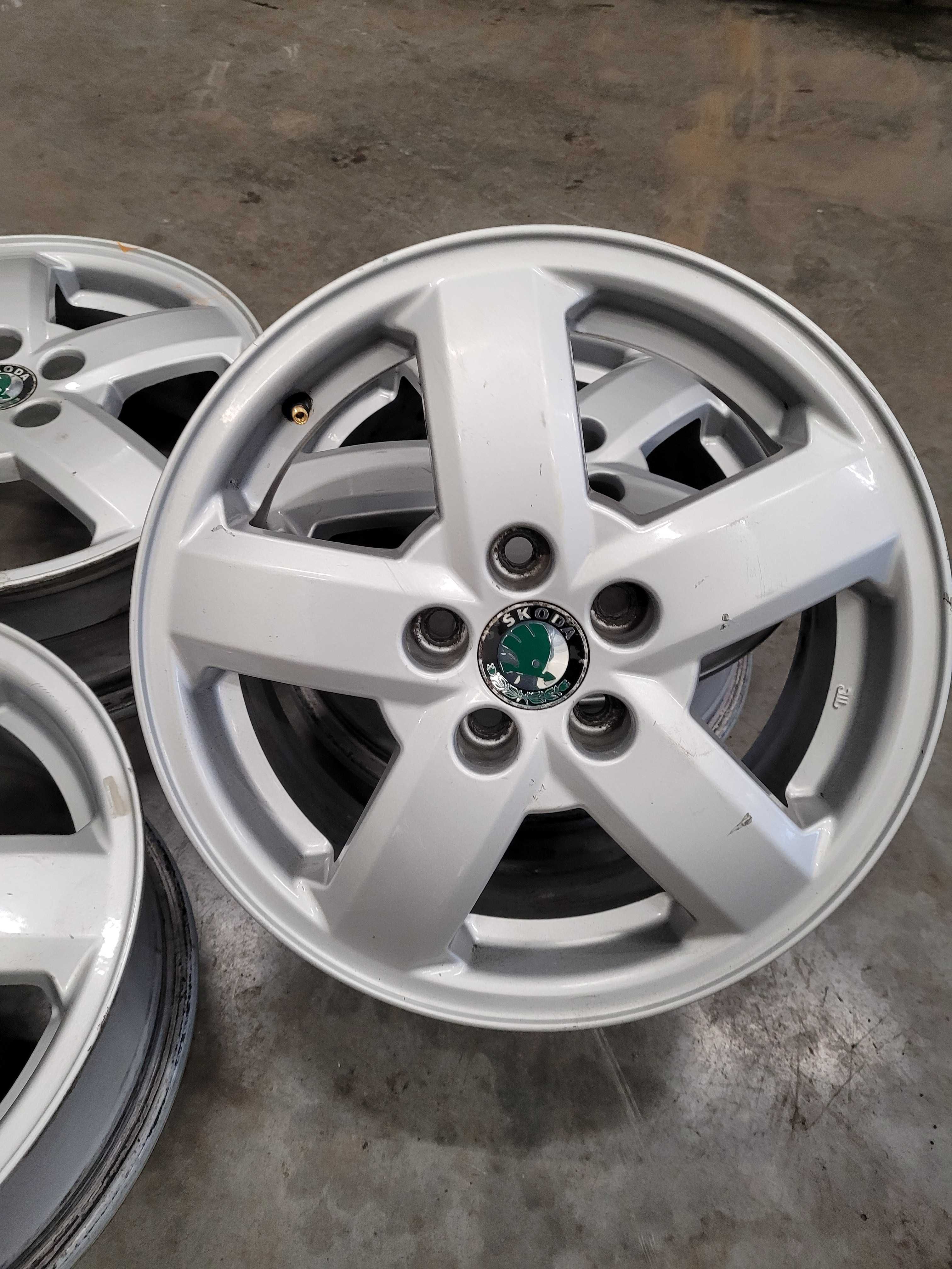 Komplet felg Skoda R 15 rozstaw 5x100 ET 38 J 6