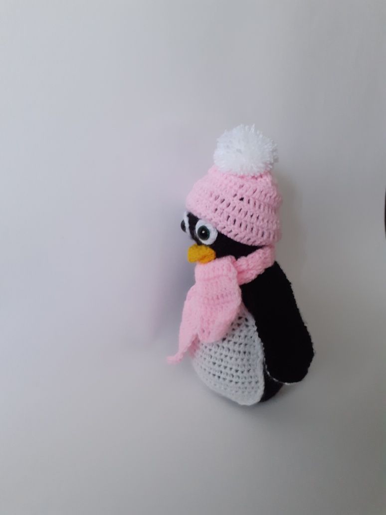 Pluszak pingwinek na szydełku hand made prezent na dzień dziecka