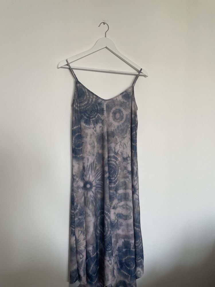 Letnia sukienka midi asymetryczna na ramiączka zwiewna Mohito 34/XS