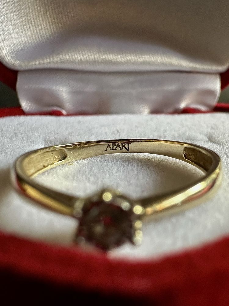 Złoty pierścionek zaręczynowy z diamentem Apart (próba 585, 0,05 ct)