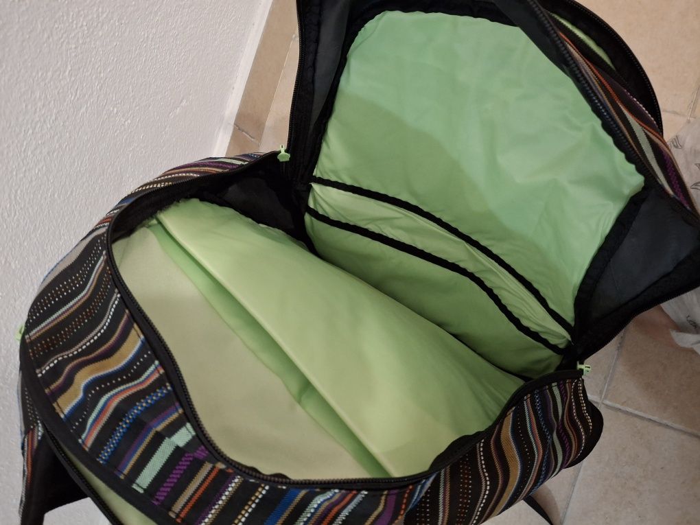 Mochila escolar com várias divisórias