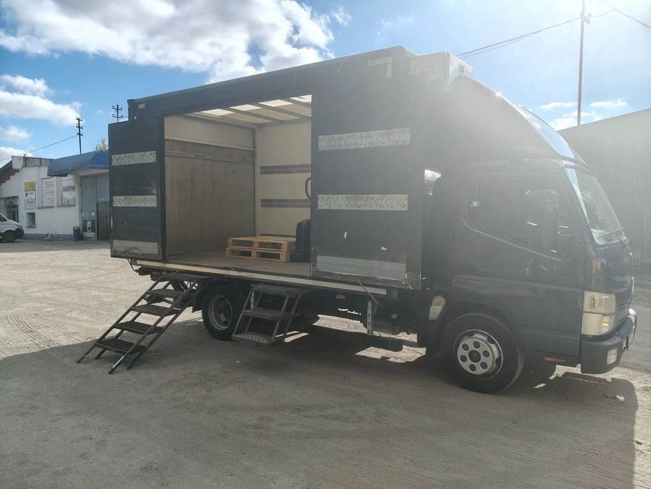 Mitsubishi FUSO CANTER  Mitsubishi FUSO CANTER Kontener ogrzewany z bocznymi drzwiami i windą