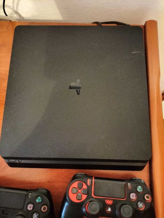 Vendo PS4 com 2 comandos e um jogo