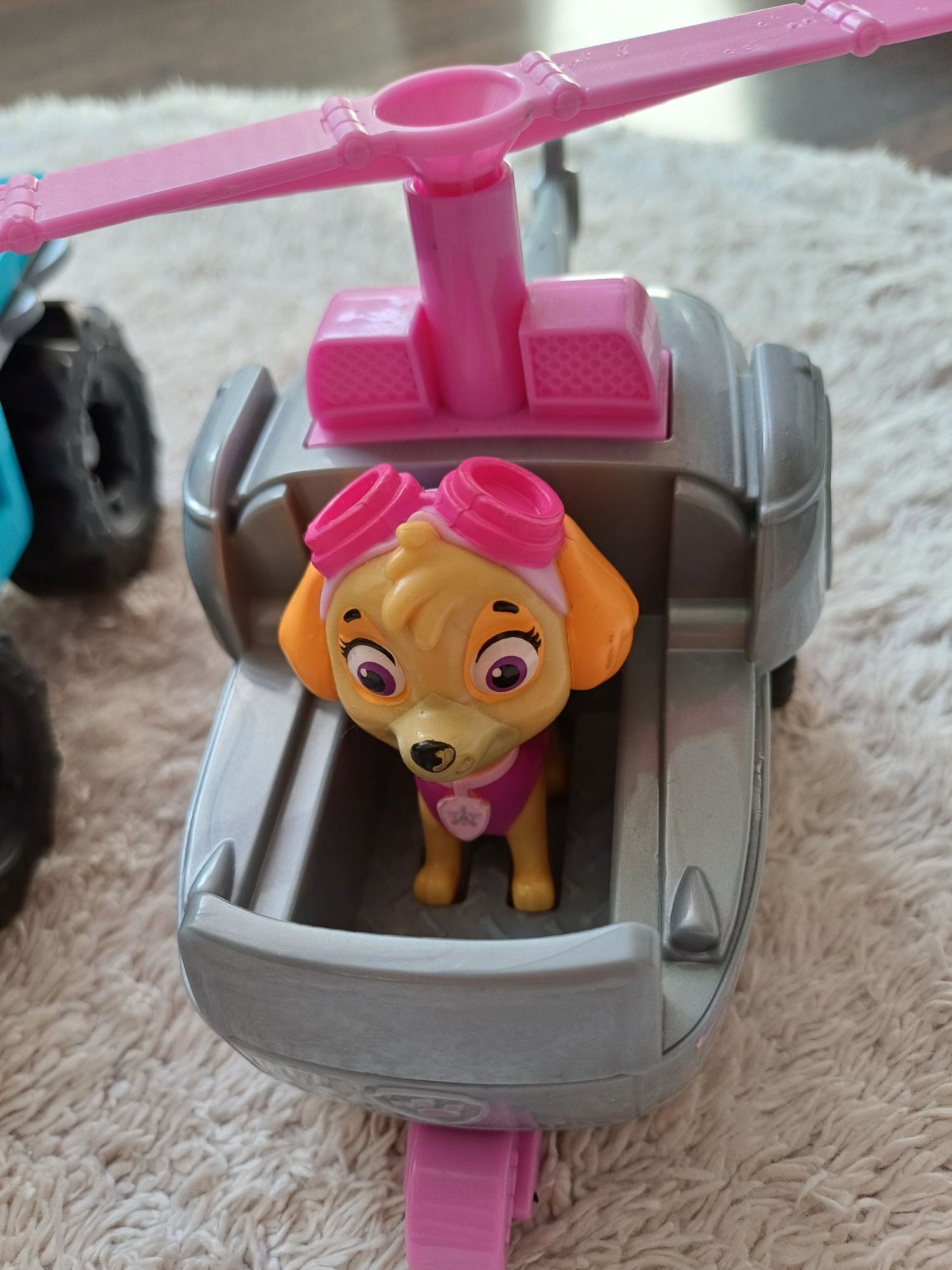 Sprzedam Paw Patrol - zestaw pojazdów Psi Patrol (10 pojazdów + 9 figu