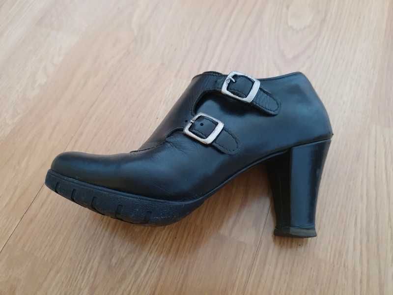 Botins pretos salto alto