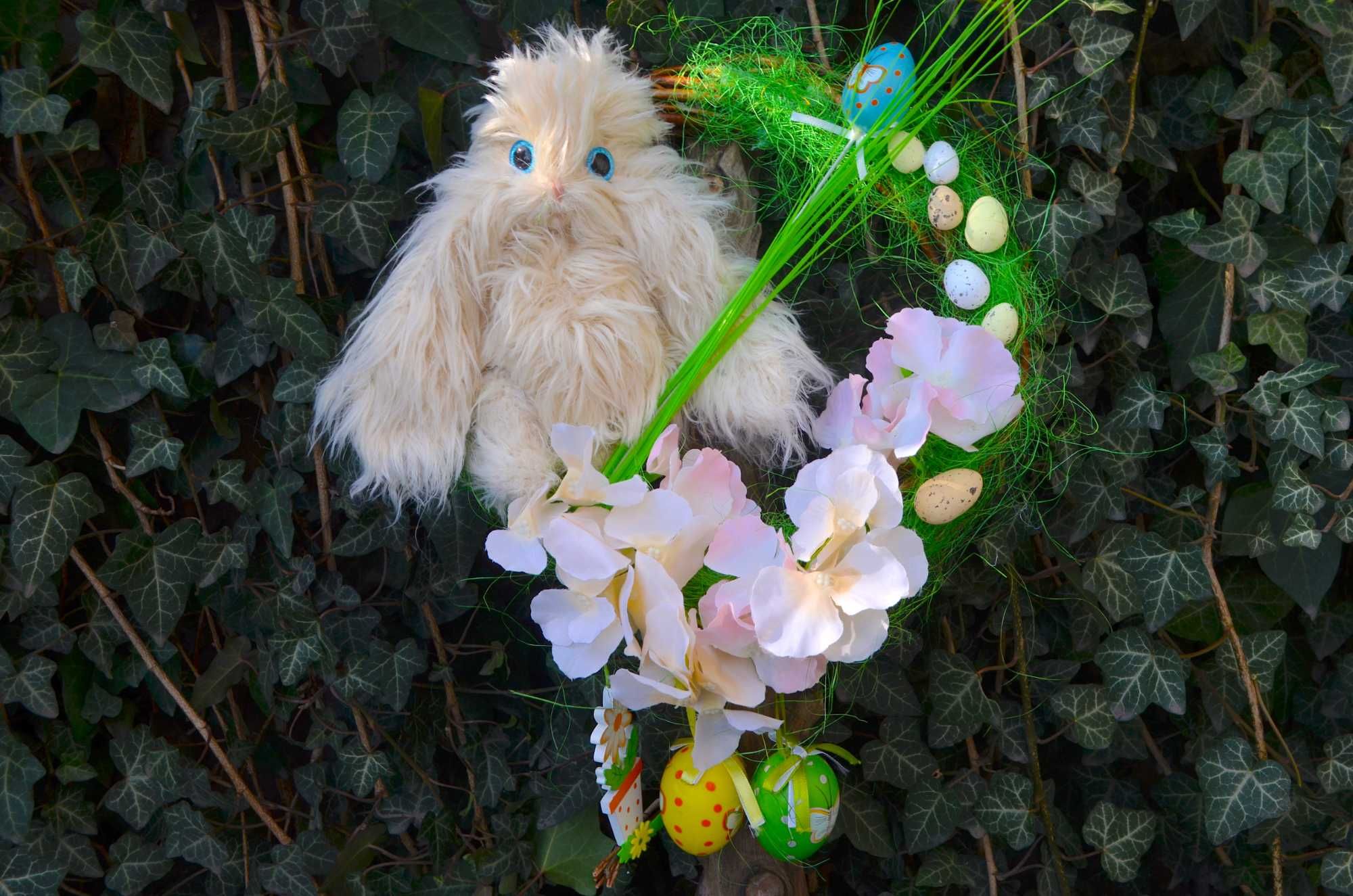 Пасхальный венок с игрушечным зайчиком и цветами гортензии