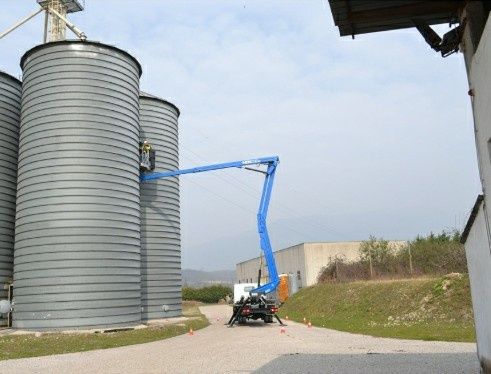 Usługi podnośnikiem koszowym, podnośnik koszowy wzwyżka wycinka drzew