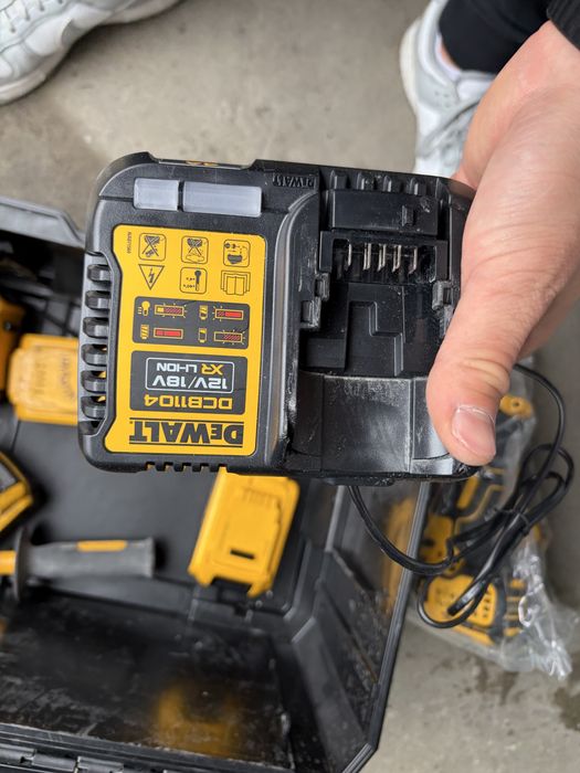 Zestaw elektronarzędzi DEWALT DCK2020P2T