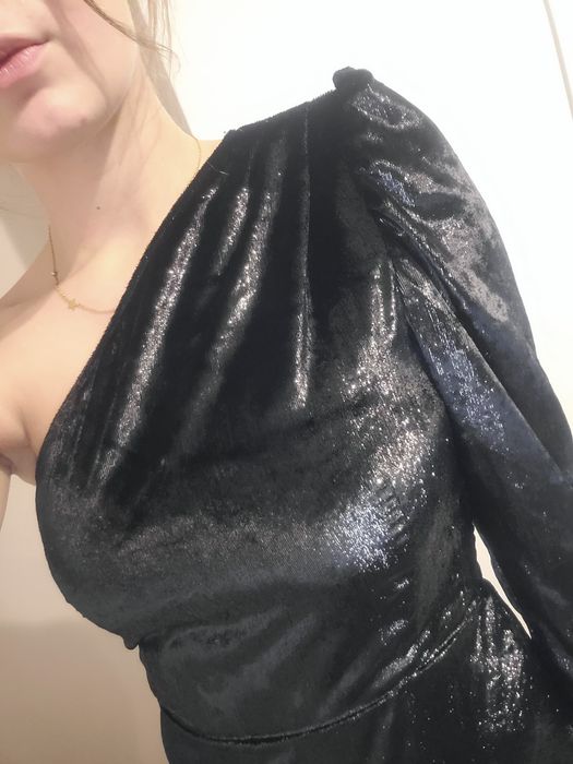 Czarna sukienka mini z cekinami błyszcząca